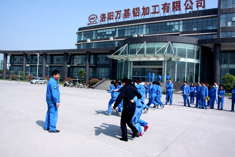 公司工會組織的萬基鋁加工團(tuán)隊趣味游戲——女子三人四足活動掠影